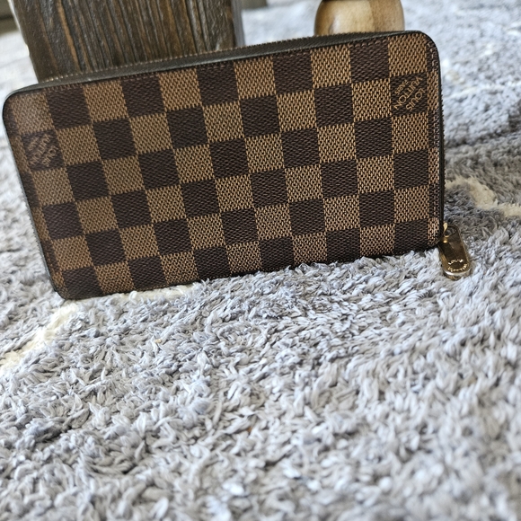Louis Vuitton Handbags - Louis Vuitton Damier Brown Zip-Around Wallet